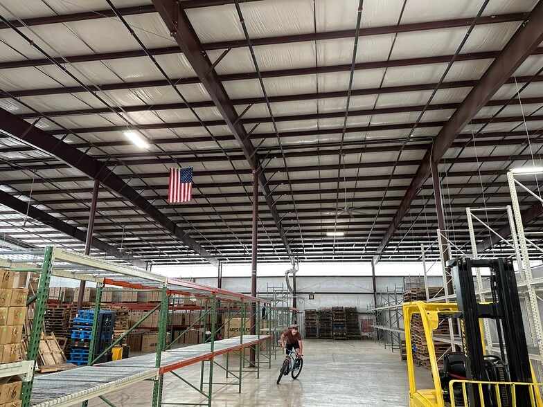 More Photos Of 206 Vista Blvd, Asheville Warehouse For Lease