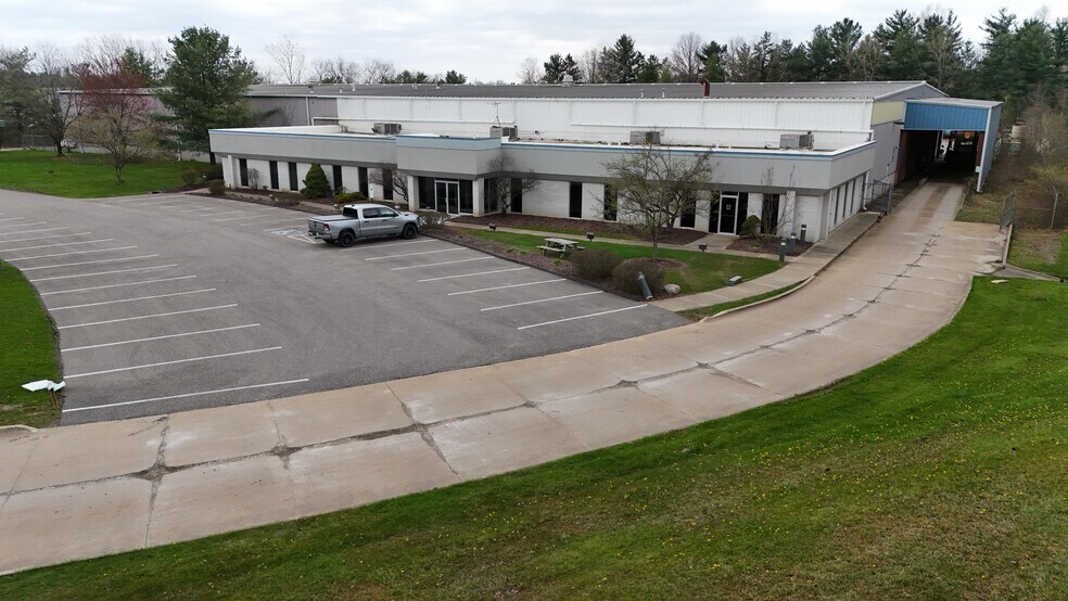 More Photos Of 4100 Congress Pky, Richfield Warehouse For Lease