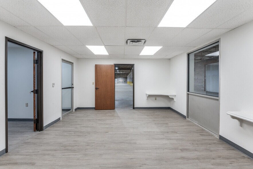 More Photos Of 8230-8238 Lovett Ave, Dallas Warehouse For Lease