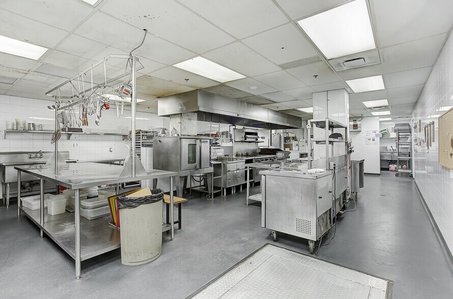 More Photos Of 22 Rue Ste-Catherine E, Montréal Office For Sale