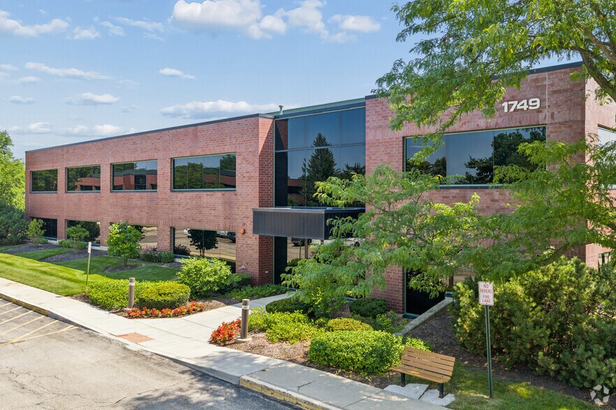 More Photos Of 1749 S Naperville Rd, Wheaton Office For Lease