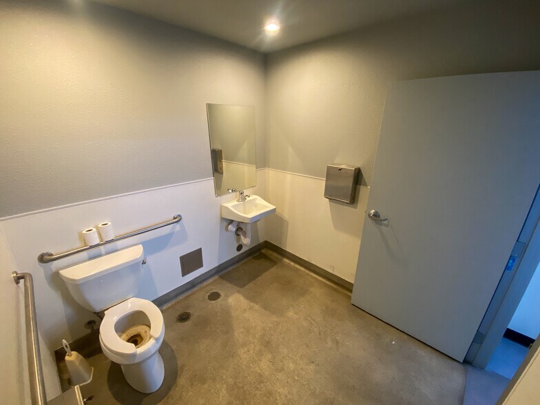 More Photos Of 4803-4809 Melrose Ave, Los Angeles Freestanding For Lease