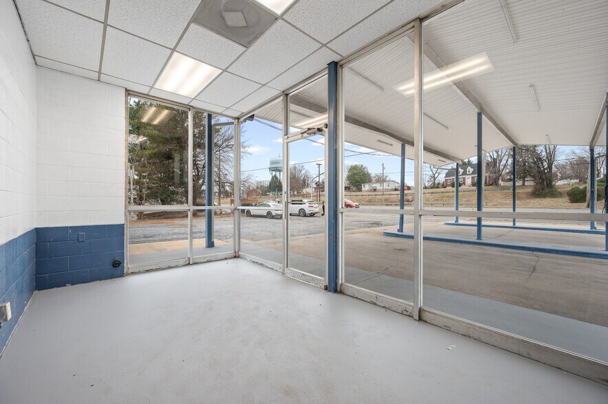 More Photos Of 4927 S Amherst Hwy, Madison Heights Specialty For Sale