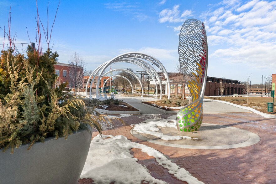 More Photos Of 127 SE 3rd St, Lees Summit Freestanding For Lease