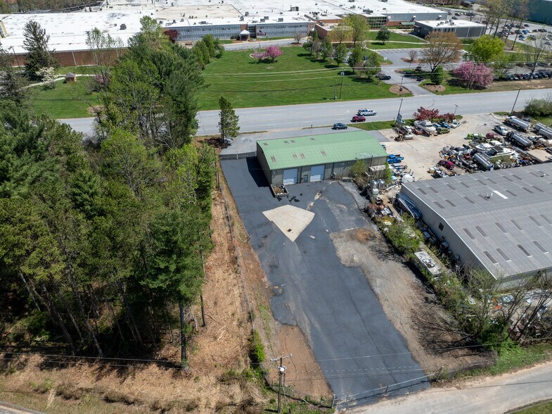 More Photos Of 2997 Spartanburg Hwy, East Flat Rock Warehouse For Lease