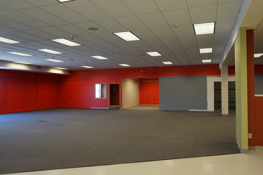 More Photos Of 110-114 S Rum River Dr, Princeton General Retail For Lease