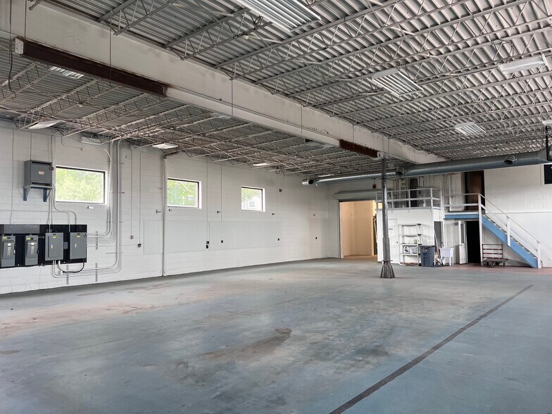 More Photos Of 95 Main St, South Portland Warehouse For Sale