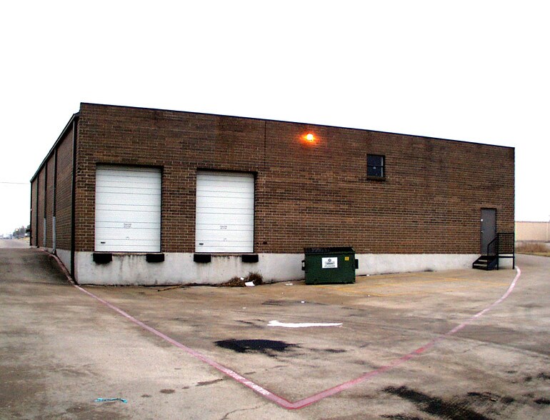 More Photos Of 8464 Endicott Ln, Dallas Warehouse For Lease