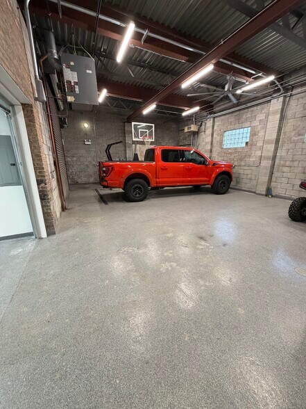 More Photos Of 3947 W Columbus Ave, Chicago Industrial For Lease