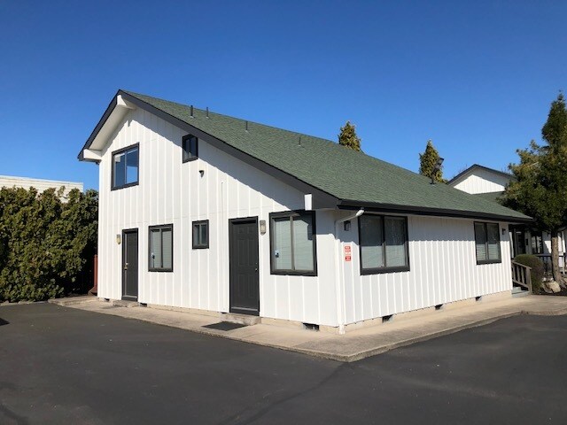 More Photos Of 3028-3030 Gateway Loop, Springfield Bank For Lease