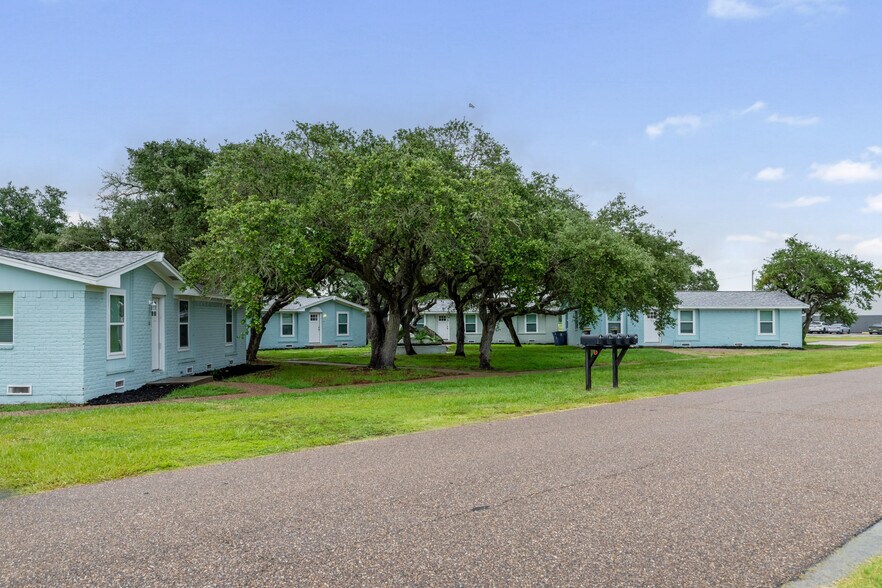 More Photos Of 1300 N Live Oak St, Rockport Multifamily For Sale