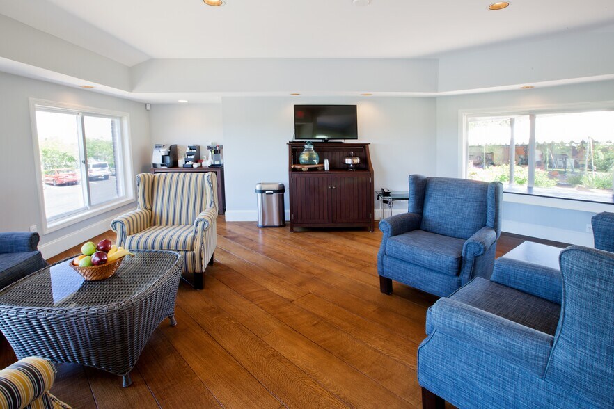 More Photos Of 105 Bradford Street Ext, Provincetown Hotel For Sale