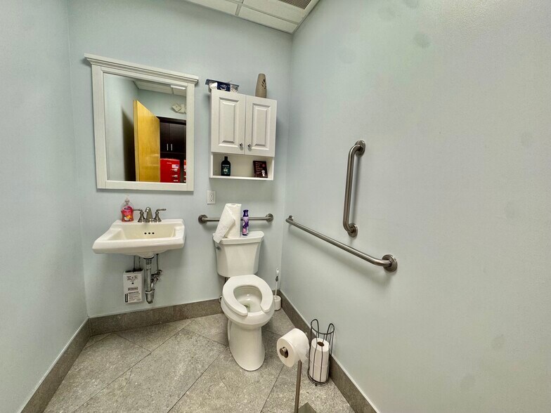 More Photos Of 19 Suffolk St, Freeport Office For Sale