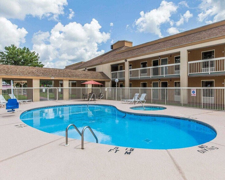 More Photos Of 1311 E King Ave, Kingsland Hotel For Sale