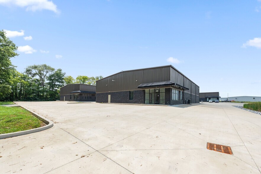 More Photos Of 1170 Dunlop Ln, Clarksville Industrial For Lease
