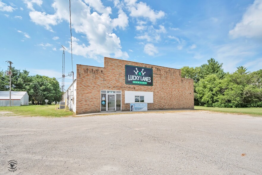 More Photos Of 405 NW Greely Ave, Iroquois Sports And Entertainment For Sale