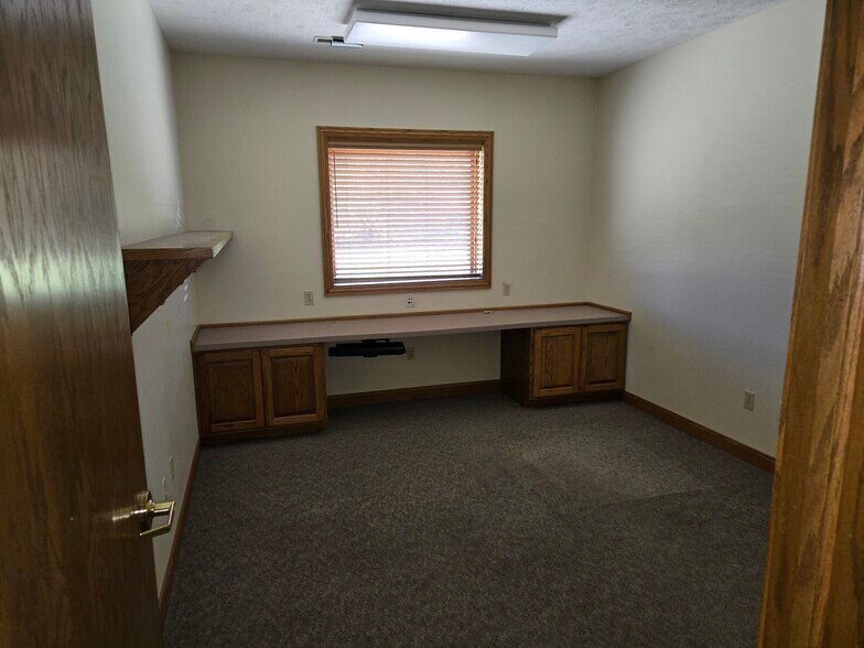 More Photos Of 211 IL-38, Rochelle Light Distribution For Sale