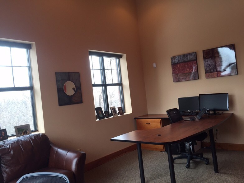 More Photos Of 8646 Eagle Creek Cir, Savage Office For Lease