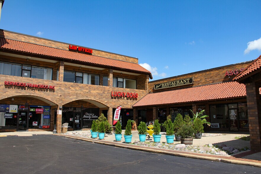 More Photos Of 229 W Grand Ave, Bensenville General Retail For Lease