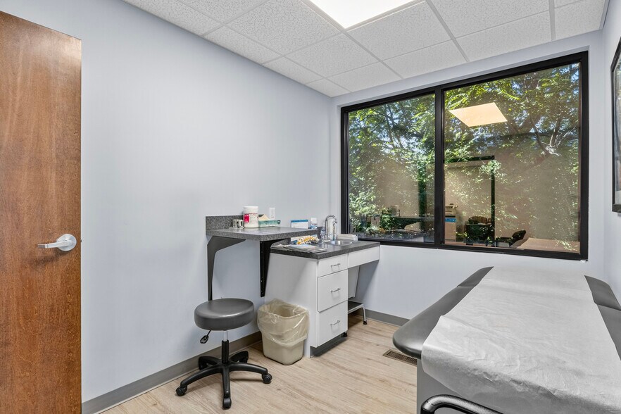 More Photos Of 160 Prosperous Pl, Lexington Medical For Sale