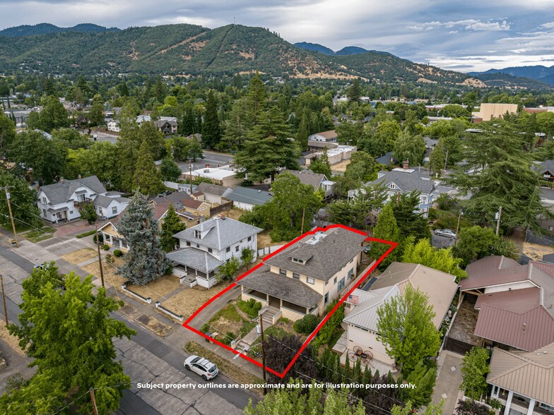 Primary Photo Of 807 NW 5th St, Grants Pass Apartments For Sale