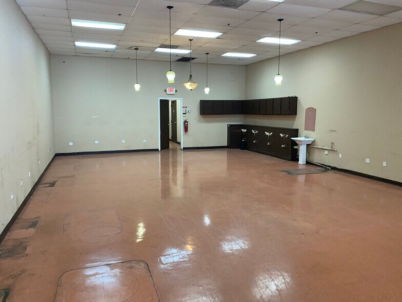 More Photos Of 2076 Candler Rd, Decatur Freestanding For Sale