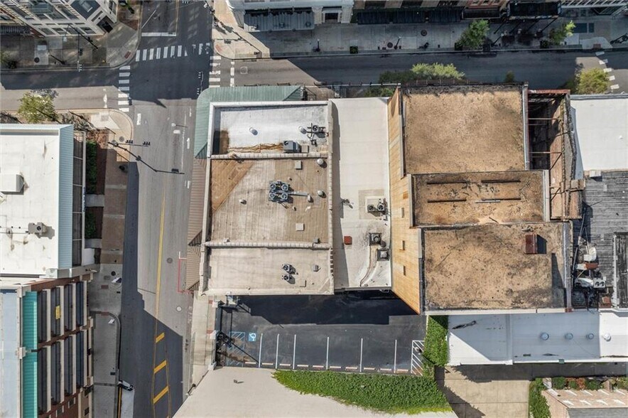 More Photos Of 7 N Royal St, Mobile Office For Sale