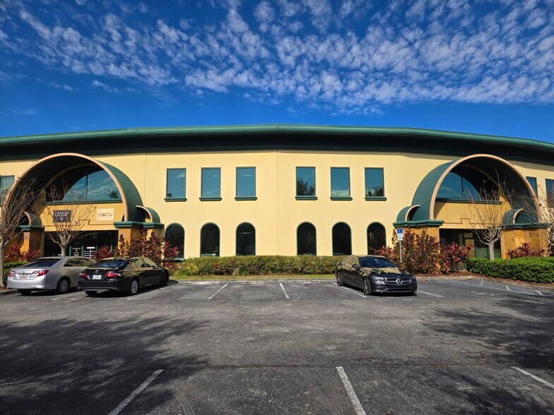 More Photos Of 6881 Kingspointe Pky, Orlando Business Park For Lease