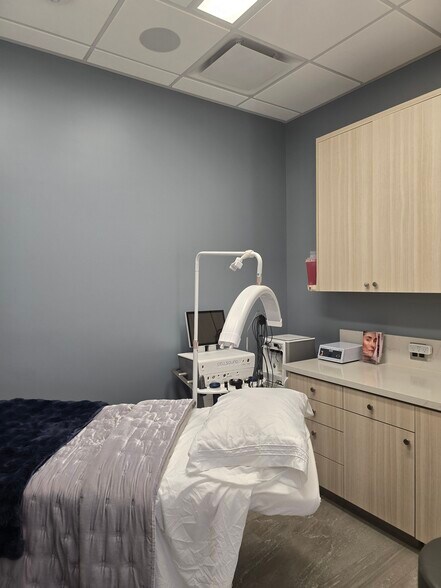 More Photos Of 8550-8594 Santa Monica Blvd, West Hollywood General Retail For Sale