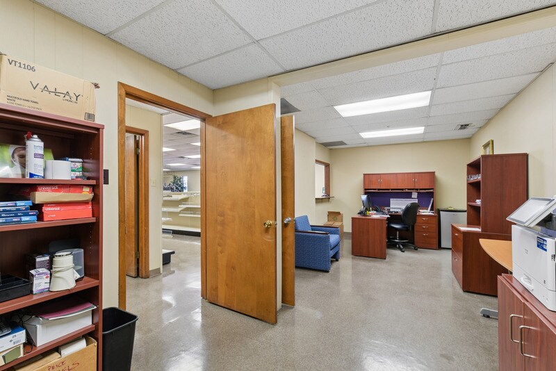 More Photos Of 101 E Nakoma St, San Antonio Showroom For Lease