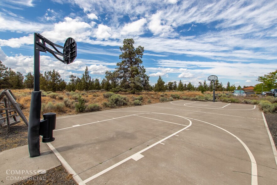 More Photos Of 2999 SW 6th St, Redmond Office For Lease