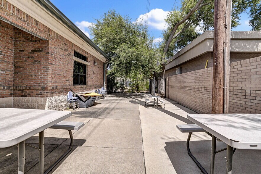 More Photos Of 2515 Cordes Dr, Sugar Land General Retail For Sale