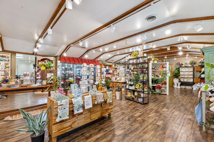 More Photos Of 1126 E State St, Sycamore Storefront Retail Residential For Lease