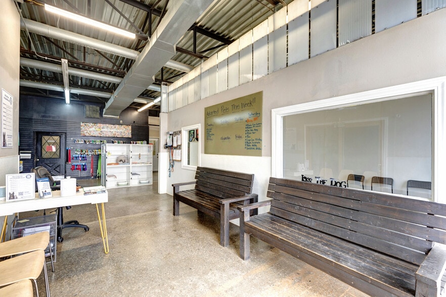 More Photos Of 5918 Broadmoor St, Mission Freestanding For Lease