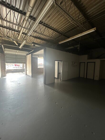 More Photos Of 5926-5940 N Tryon St, Charlotte Warehouse For Lease
