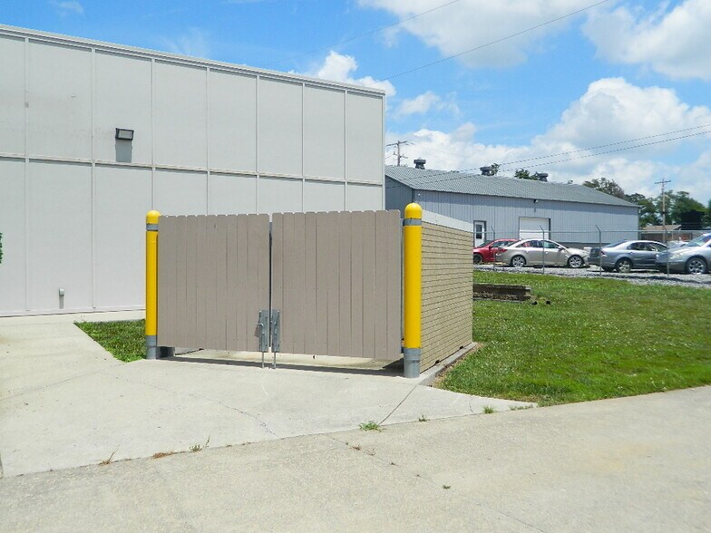 More Photos Of 912 Commerce Dr, Fairfield Freestanding For Lease