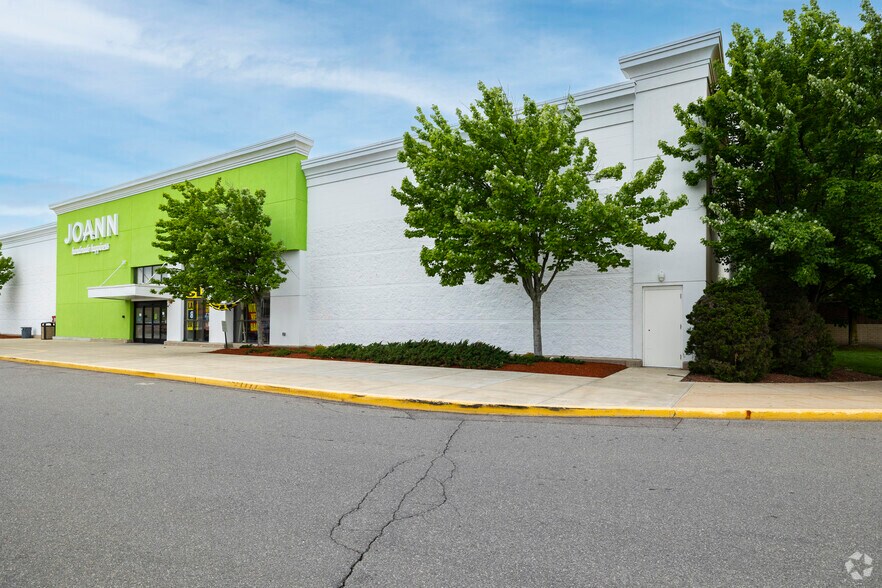 More Photos Of 100 Nashua Mall, Nashua Unknown For Lease