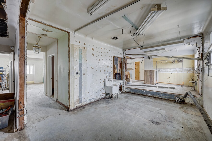 More Photos Of 23919 John R Rd, Hazel Park Freestanding For Sale