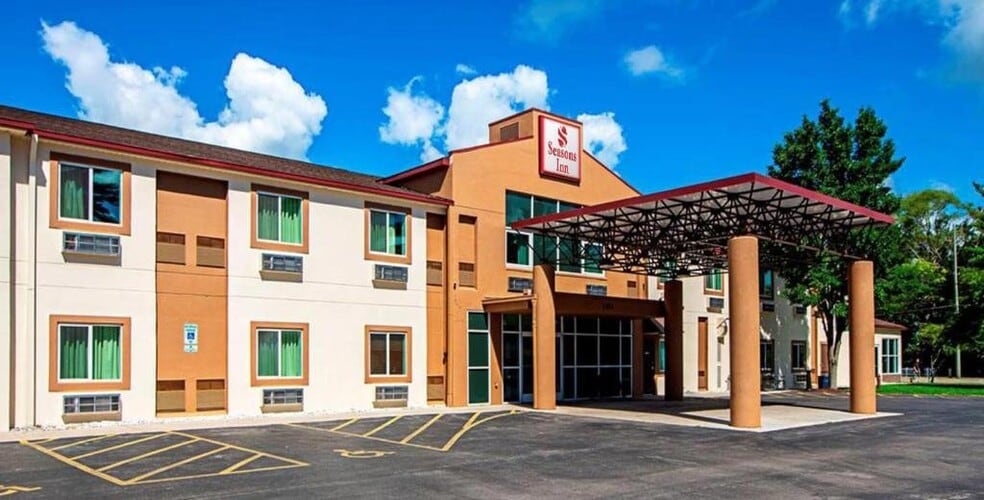 Primary Photo Of 1582 N US 31 Hwy, Traverse City Hotel For Sale