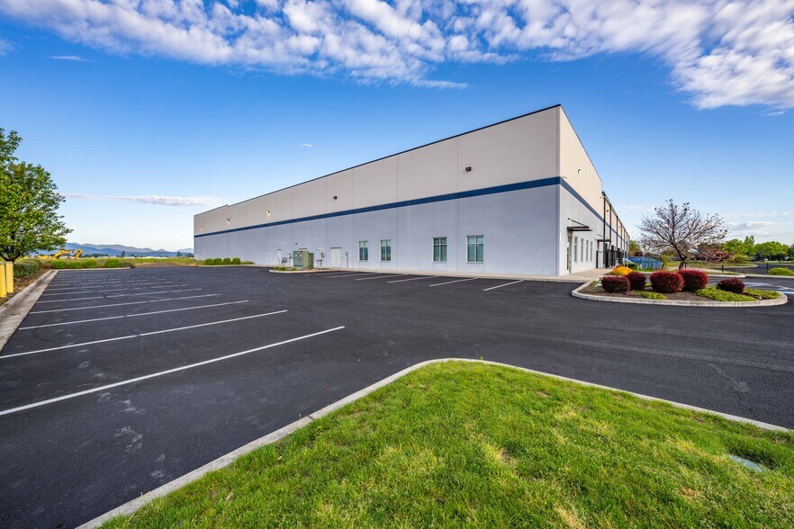 More Photos Of 4689 Industry Dr, Medford Distribution For Lease
