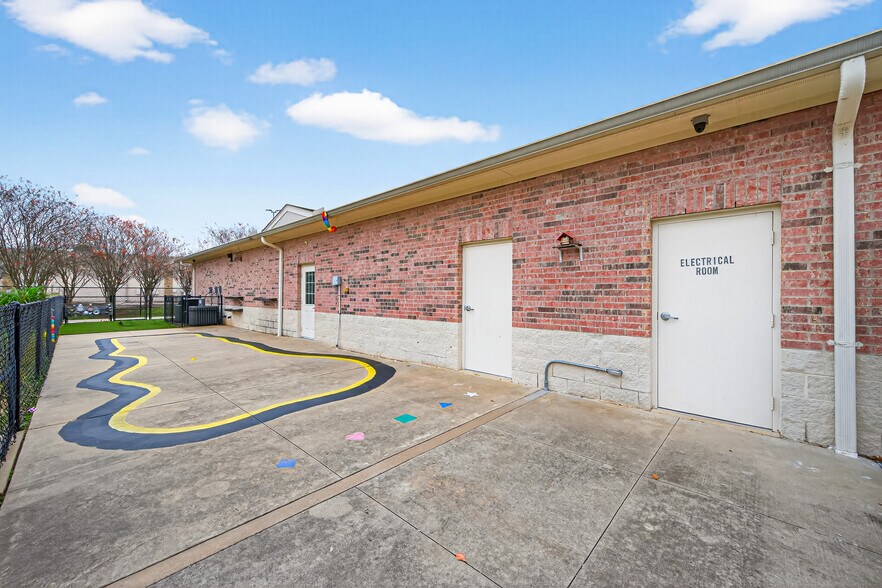 More Photos Of 8525 Queenston Blvd, Houston Freestanding For Sale