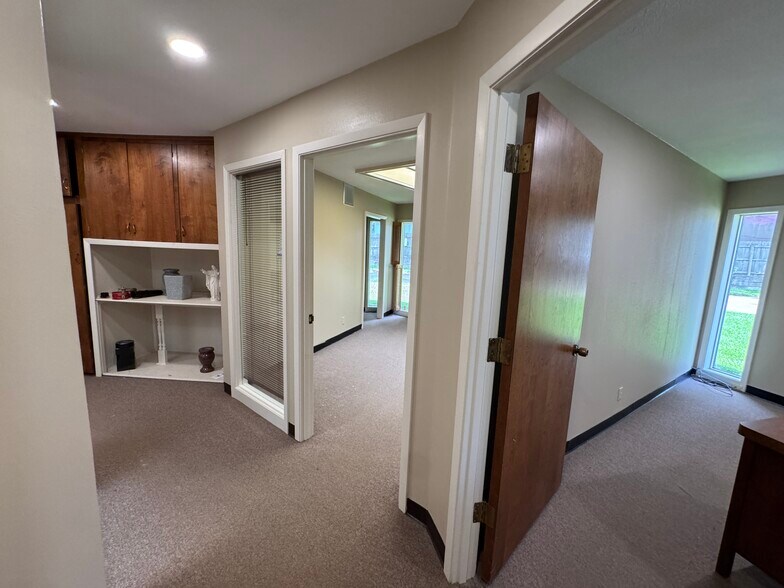 More Photos Of 1208 S Chestnut St, Lufkin Showroom For Sale