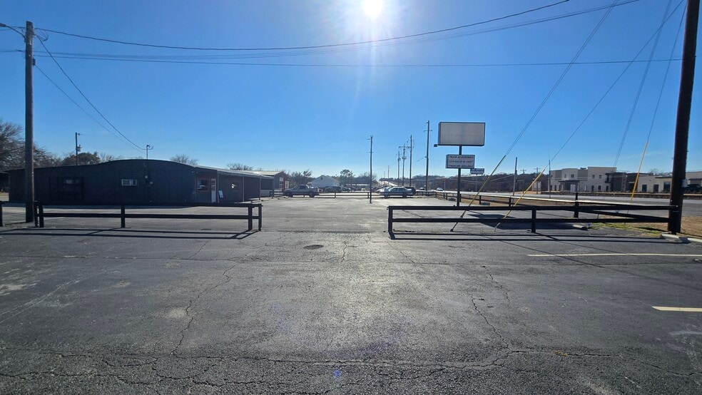 More Photos Of 2817 SW Wilshire Blvd, Burleson Auto Repair For Lease