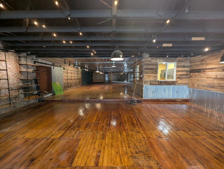 More Photos Of 122 N Main St, Washington General Retail For Lease