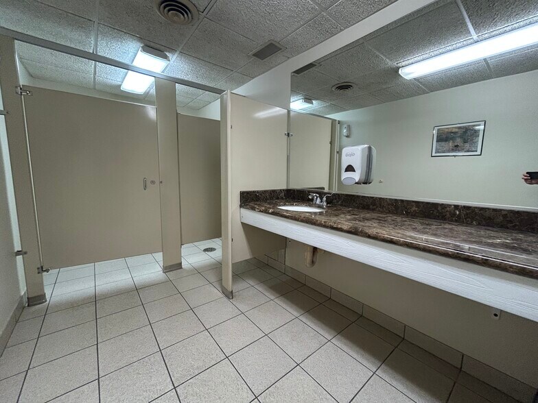 More Photos Of 747 Lake Cook Rd, Deerfield Flex For Lease