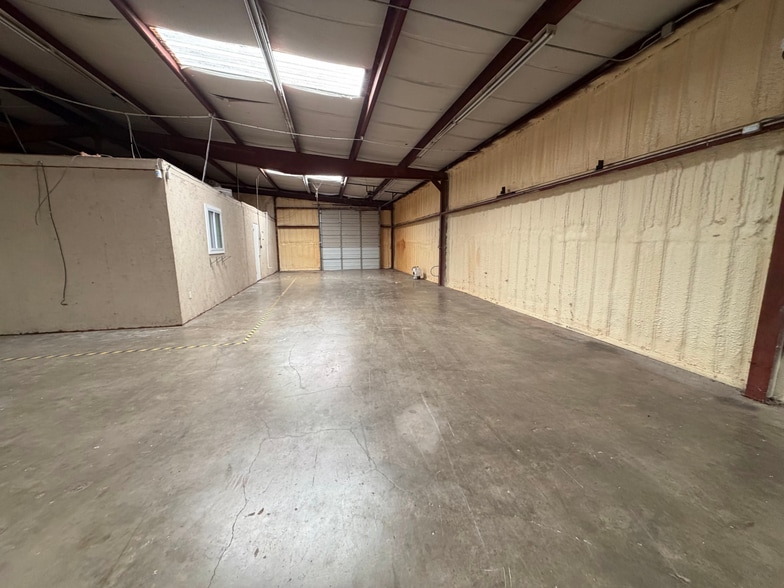 More Photos Of 2042 Fisher St, Huntsville Warehouse For Lease