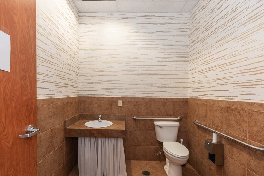 More Photos Of 121 Westgate Pky, Amarillo Freestanding For Lease