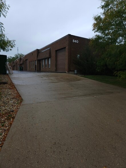 More Photos Of 840-876 N Ridge Ave, Lombard Warehouse For Lease