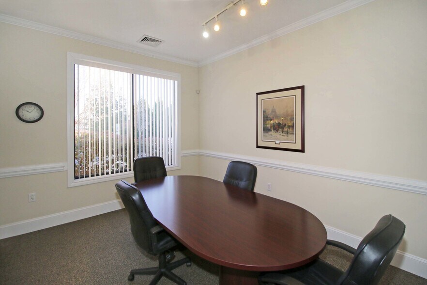More Photos Of 124 E Plaza Dr, Mooresville Office For Lease