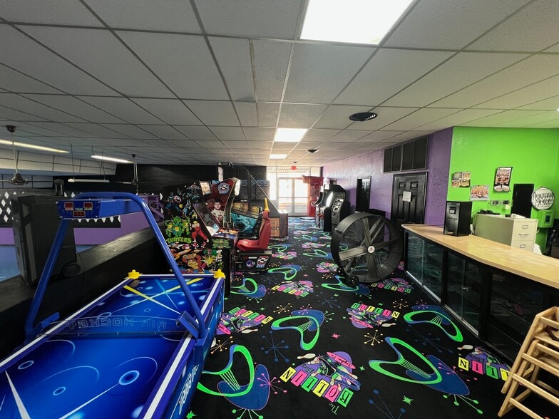 More Photos Of 1910 35th St, Snyder Sports And Entertainment For Sale